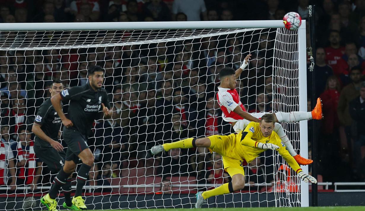 Usaha Alex Oxlade Chamberlain selalu digagalkan kiper Liverpool, Simon Mignolet. (Reuters/Eddie Keogh)