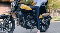 Olla Ramlan pun tampak sangat senang dan menikmati saat menunggangi moge tersebut. Meski sudah memiliki tiga anak gayanya ketika naik motor gede berhasil curi perhatian, bak masih gadis. (Liputan6.com/IG/@ollaramlan)