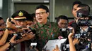 Menteri Dalam Negeri Tjahjo Kumolo memberikan keterangan pers usai menyerahkan laporan   harta kekayaan penyelenggara negara (LHKPN) kepada KPK, Jakarta, Senin (10/11/2014)   (Liputan6.com/MIftahul Hayat)