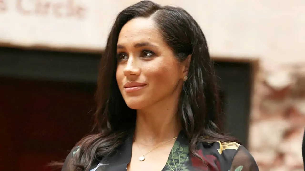 Tetap Stylish Mengenakan Chiffon Dress saat Winter Seperti Meghan Markle
