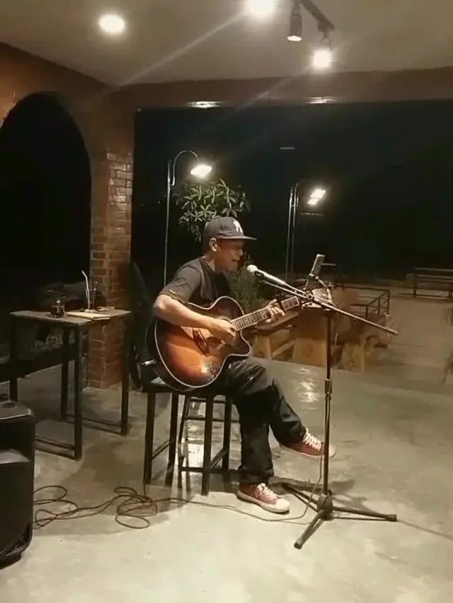 Iwan alias Iwe (31), musisi jalanan.