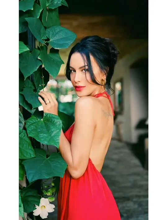 Pamerkan kulit indahnya, Sophia Latjuba terlihat begitu glowing! (FOTO: instagram.com/sophia_latjuba88/)