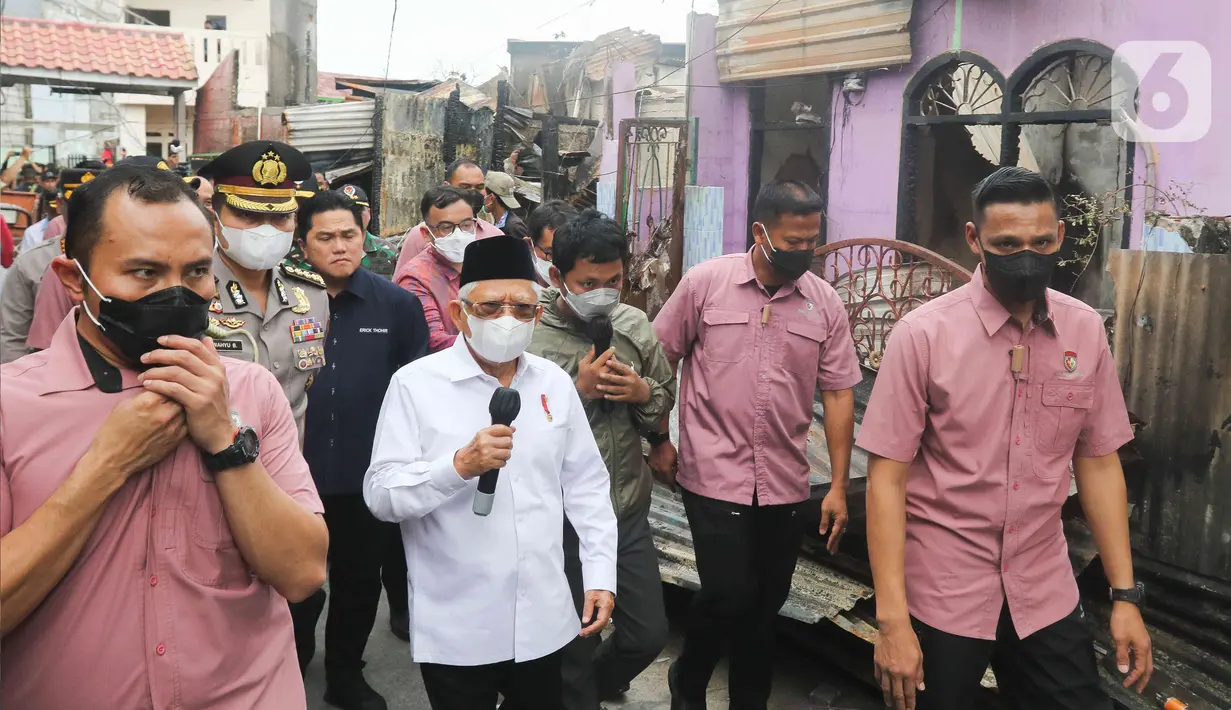Wakil Presiden Ma’ruf Amin (tengah depan) meninjau lokasi kebakaran Depo Pertamina Plumpang, Jakarta Utara, Sabtu (4/3/2023). Wapres didampingi oleh Menteri BUMN Erick Thohir meninjau langsung titik api dan bertemu warga yang masih bertahan di sekitar lokasi kejadian. (Liputan6.com/Herman Zakharia)