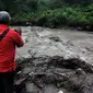  Beberapa media tampak sedang mengambil gambar kondisi derasnya lahar dingin bercampur lumpur (Liputan6.com/Johan Tallo)  