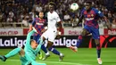 Bek Barcelona, Samuel Umtiti, berusaha mengamankan bola saat melawan Chelsea pada laga pramusim di Stadion Saitama, Jepang, Selasa (23/7). Chelsea menang 2-0 atas Barcelona. (AFP/Toshifumi Kitamura)