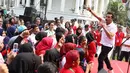 Giring Nidji tampil menghibur para peserta Program Penguatan Pendidikan Pancasila di halaman Istana Bogor, Jawa Barat, Sabtu (12/8). Acara tersebut diikuti 540 mahasiswa dari berbagai daerah. (Liputan6.com/Angga Yuniar)
