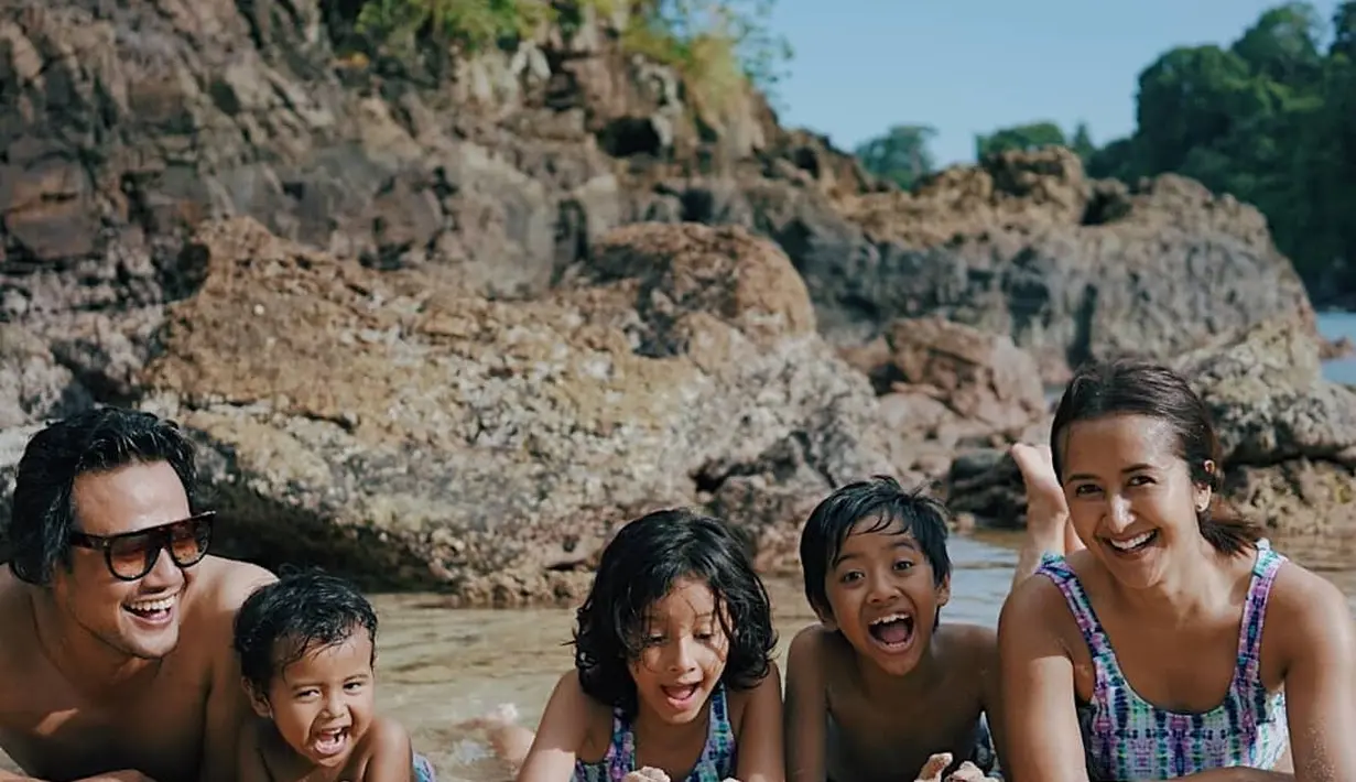 Tidak hanya berdua, pasangan selebriti ini juga mengajak tiga buah hatinya, Dru Prawiro Sasono, Widuri Putri Sasono dan Den Bagus Satrio Sasono. (Instagram/widimulia)