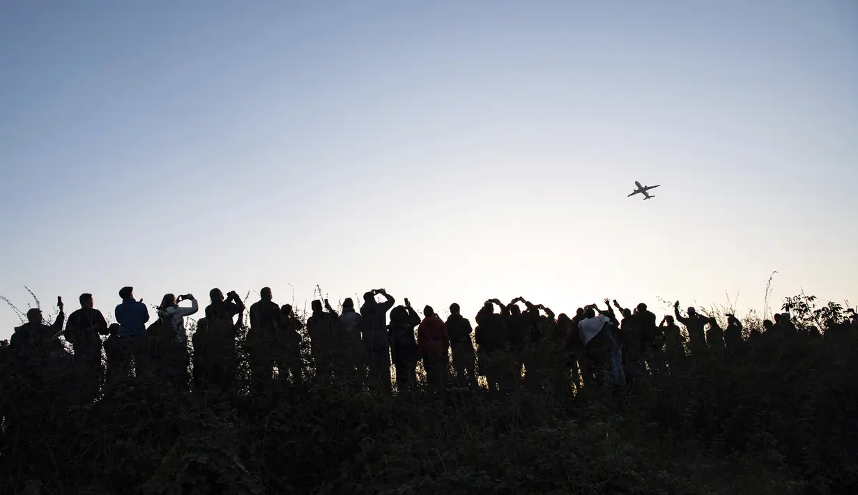 PENERBANGAN TERAKHIR DI BANDARA TEGEL BERLIN: Ratusan orang menyaksikan dan memotret pesawat maskapai Air France yang lepas landas dari bandara Tegel (TXL) di Berlin, Jerman, Minggu (8/11/2020). Bandara Tegel Berlin akhirnya ditutup untuk selamanya pada hari Minggu (1/11). (Paul Zinken/dpa via AP)