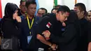 Agus Harimurti Yudhoyono menyalami Sylviana Murni usai menggelar konferensi pers di Posko Kemenangan AHY-Sylvi di Wisma Proklamasi, Jakarta, Rabu (15/2). (Liputan6.com/Johan Tallo)