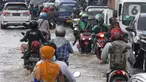 Pengendara melewati banjir yang menggenangi kawasan perempatan Mampang, Depok, Jawa Barat, Rabu (18/05/20222). Banjir tersebut disebabkan meluapnya Kali Mampang. Menurut pejabat setempat, banjir terjadi akibat adanya batang pohon yang tersangkut di kolong jembatan Mampang. (merdeka.com/Arie Basuki)