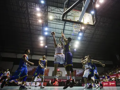 Pebasket Pelita Jaya, Indrawan Ponsianus, berusaha memasukan bola dijaga pebasket Satria Muda, Christian Sitepu, pada laga IBL seri 1 di Hall A Senayan, Jakarta, Sabtu (16/1/2016). Pelita Jaya berhasil menang 66-57. (Bola.com/Vitalis Yogi Trisna)