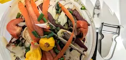 Banyak orang masih terbiasa mencampur seluruh sampah dapur dalam satu tempat (Sumber: Pexels.com)