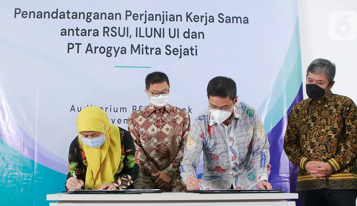 Penandatanganan kerja sama ILUNI UI, RSUI, dan Arogya.ai di Kampus UI Depok  ini memanfaatkan teknologi AI berbasis infrastruktur ICT (Information and Communication Technology) untuk mendukung supply chain dan administrasi rumah sakit guna menciptakan inovasi. (Liputan6.com/HO/ILUNI UI)