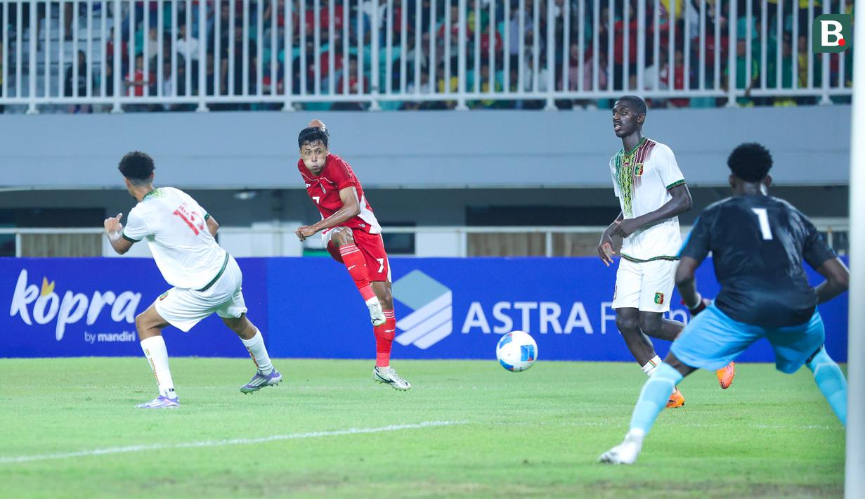 Dony Tri Pamungkas memperlihatkan daya juang tinggi saat Timnas Indonesia U-22 digilas Mali U-22 pada laga uji coba. Semangat petarung yang diperlihatkan Dony Tri membuat barisan pertahanan lawan kerepotan. (Bola.com/M Iqbal Ichsan)