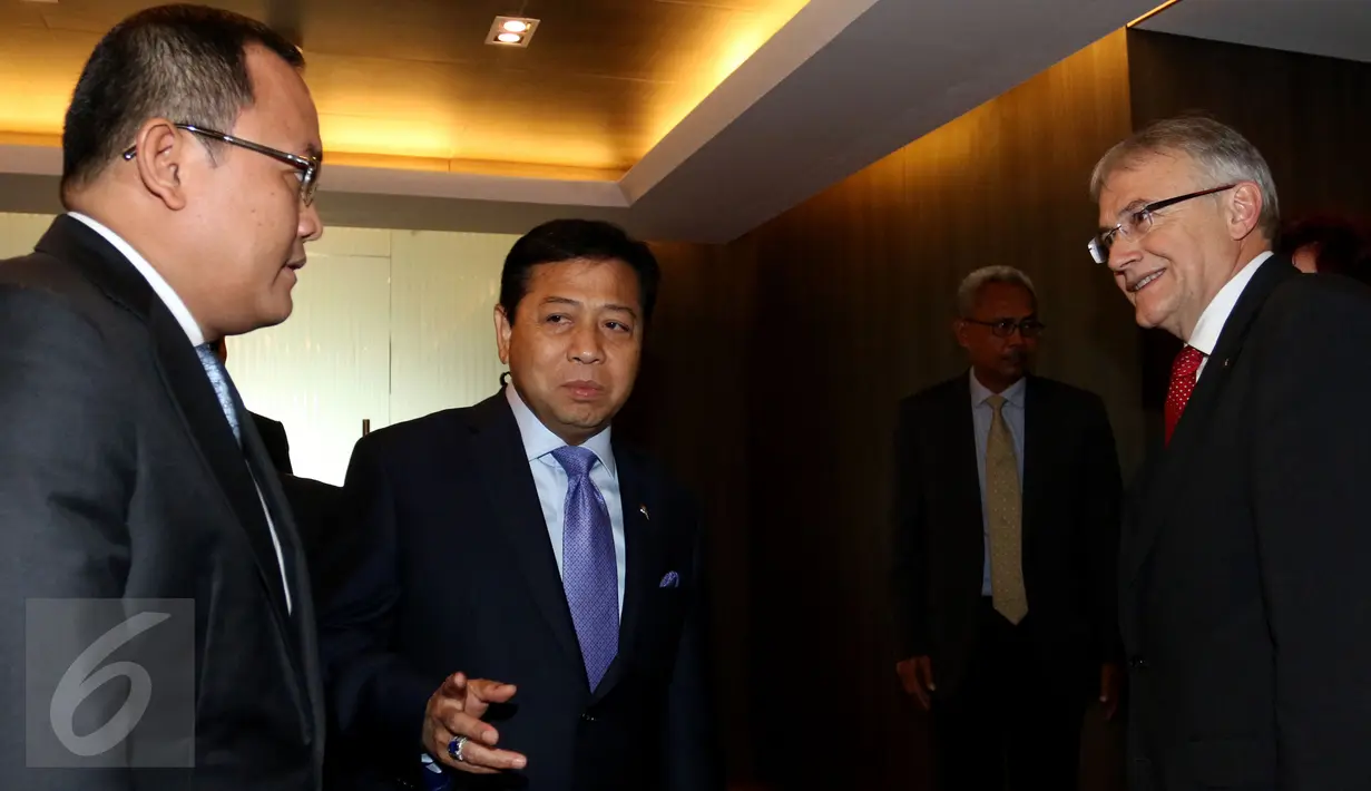 Ketua DPR Setya Novanto (kedua kanan) berbincang dengan Ketua Senat Swiss Claude Heche (kanan) yang mengunjungi Kompleks Parlemen Senayan, Jakarta, Rabu (18/11). Pertemuan membahas hubungan antara Indonesia-Swiss.(Liputan6.com/JohanTallo)
