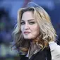 Hari pemilihan Presiden Amerika Serikat nampaknya menjadi hal yang ditungu-tunggu masyarakat, termasuk kaum selebriti. Setelah Katy Perry hadir dengan aksi konyolnya, kini muncul Madonna yang katanya mengikuti Katy. (AFP/Bintang.com)