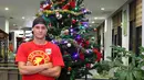 Pemain Mitra Kukar asal Brasil, Patrick Cruz saat sesi foto mengucapkan selamat Natal dan Tahun Baru di Hotel Agas International, Solo, Senin (14/12/2015). (Bola.com/Nicklas Hanoatubun)
