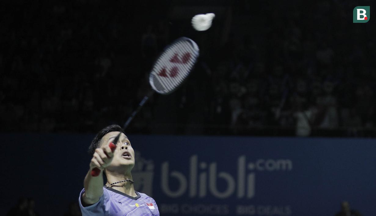 Tunggal putra Indonesia, Anthony Sinisuka Ginting, saat melawan wakil Belanda, Mark Caljouw, pada Indonesia Open di Istora Senayan, Rabu, (4/7/2018). Anthony Ginting menang 21-9, 21-17. (Bola.com/M Iqbal Ichsan)