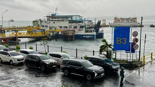 Antrean kendaraan untuk naik ke dalam kapal di Pelabuhan Ketapang Banyuwangi (Istimewa)