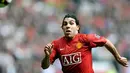 Manchester United's Argentinian forward Carlos Tevez in action during the EPL football match between Manchester United and Arsenal at Old Trafford, on May 16, 2009. AFP PHOTO/ADRIAN DENNIS