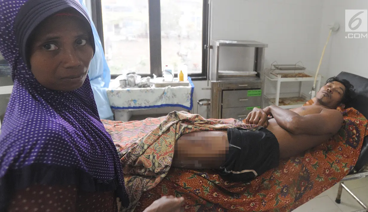 Seorang wanita menunggu kerabatnya yang menjadi korban tsunami Tanjung Lesung di Puskesmas  Panimbang, Pandeglang, Minggu (23/12). Tsunami menerjang pantai di Selat Sunda, khususnya di Pandenglang, Lampung Selatan, dan Serang. (Merdeka.com/Arie Basuki)