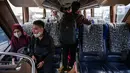 <p>Sejumlah penumpang menaiki bus Antar Kota Antar Provinsi di Terminal Bayangan Lebak Bulus, Jakarta, Kamis (21/4/2022). Sebagian pemudik memilih pulang kampung lebih awal untuk menghindari puncak arus mudik yang diperkirakan dimulai pada H-5 dan H-3 Lebaran 2022. (Liputan.com/Faizal Fanani)</p>