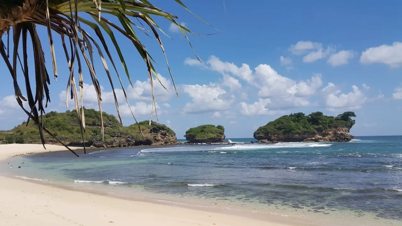 eberapa pengunjung Pantai Watukarung, Pringkuku, Pacitan bermain air di tepi pantai pada hari pertama Ramadan kemarin (6/5). (Sugeng Dwi Nurcahyo/Jawa Pos Group)
