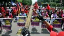 Massa membawa berbagai atribut saat aksi long march menuju Istana Presiden, Jakarta, Selasa (8/3). Aksi memperingati Hari Perempuan Internasional ini menuntut pemerintah menegakkan keadilan terhadap perempuan Indonesia. (Liputan6.com/Gempur M Surya)