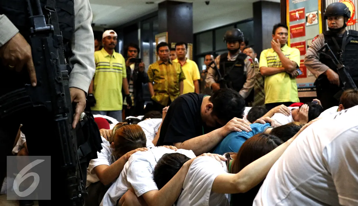 30 Warga Negara Asing (WNA) asal Taiwan tersebut akan diperiksa lebih lanjut oleh penyidik Polri berkaitan kasus dugaan peredaran gelap narkoba, cyber crime dan pelanggaran imigrasi, Jakarta, Jumat (28/8/2015). (Liputan6.com/Yoppy Renato)
