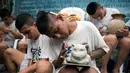 Mantan anggota dua geng sadis, MS-13 dan Barrio 18 membuat kerajinan tangan di Penjara San Francisco Gotera, El Salvador, 16 Juli 2018. (Oscar Rivera/AFP)