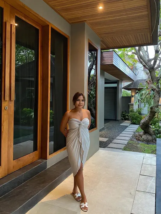 Anak kedua Hotman Paris ini juga tampil seksi dengan dress abu-abu yang serasi dengan sandal Hermesnya.