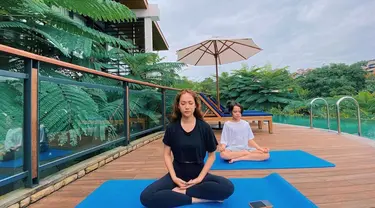 Olahraga menjadi salah satu kegiatan rutin yang dilakukan oleh Bunga Citra Lestari. Biasanya, BCL berolahraga ditemani sang anak, Noah Sinclair. Saat BCL olahraga yoga bersama Noah, potret kebersamaan mereka curi perhatian. (Liputan6.com/IG/@bclsinclair)