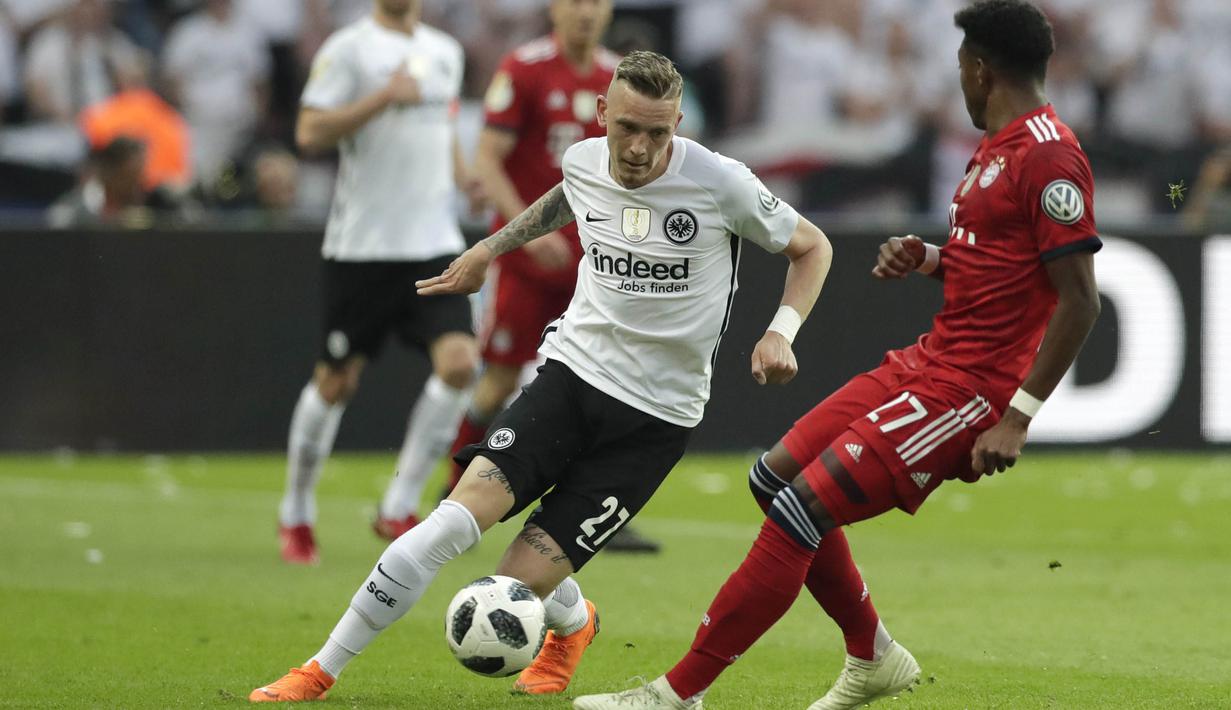 Gelandang Eintracht Frankurt, Marius Wolf, saat melawan Bayern Munchen pada laga final  DFB Pokal di Stadion Olympiastadion, Minggu (20/5/2018). Eintracht Frankurt menang 3-1 atas Bayern Munchen. (AP/Michael Sohn)