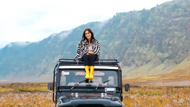 7 Potret Liburan Jessica Iskandar dan Vincent Varhaag di Bromo, Curi Perhatian