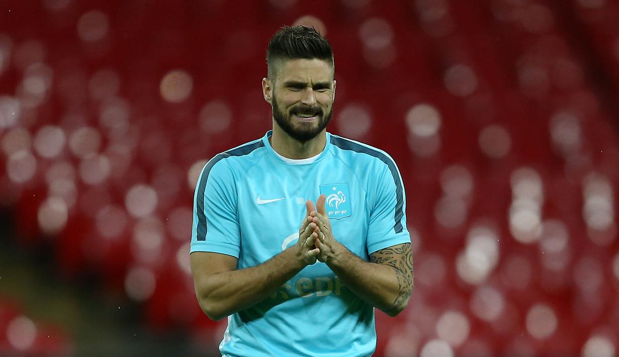 Penyerang Prancis, Olivier Giroud, berlatih jelang laga persahabatan melawan Inggris di Stadion Wembley, Inggris, Senin (16/11/2015). (AFP Photo/Justin Tallis)