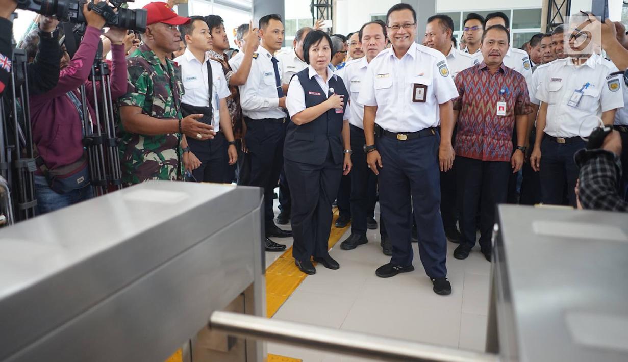 Direktur PT KAI Edi Sukmoro bersama Sekretaris Daerah Kota Tangerang, Tatang Sutisna menghadiri peresmian jembatan penghubung atau skybridge antara peron 1-2 (untuk KA Bandara) dengan peron 3-4 (untuk KRL) di Stasiun Batu Ceper, Tangerang, Kamis (18/7/2019). (Liputan6.com/Immanuel Antonius)
