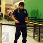 Petugas kepolisian memeriksa sekitar lokasi ledakan tabung gas sebuah rumah makan di Mall Gandaria City, Jakarta, Kamis (19/5/2016). Akibat ledakan ini, dikabarkan 13 orang mengalami luka bakar. (Liputan6.com/Helmi Fithriansyah)