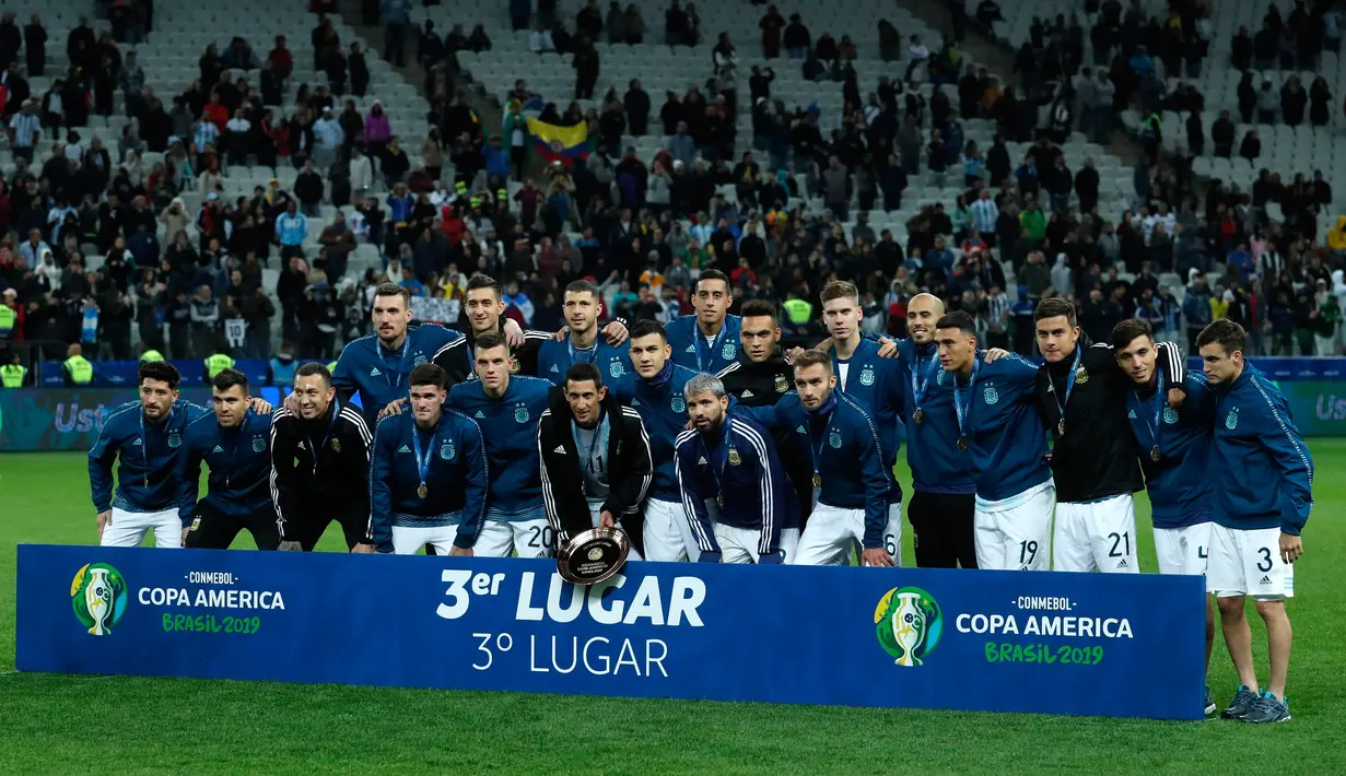 Pemain Argentina berpose dengan medali usai meraih perebutan tempat ketiga Copa America 2019 di Arena Corinthians, Brasil (6/7/2019). Argentina sukses  merebut posisi ketiga usai mengalahkan Chile 2-1. (AP Foto/Victor R .Caivano)