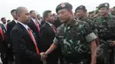 Panglima TNI Jenderal TNI Moeldoko menyalami anggota Paspampres saat apel gelar pasukan di kawasan Monas, Jakarta, Rabu (15/4/2015). KAA ke-60 akan berlangsung pada 18-24 April 2015 di Jakarta dan Bandung. (Liputan6.com/Herman Zakharia)