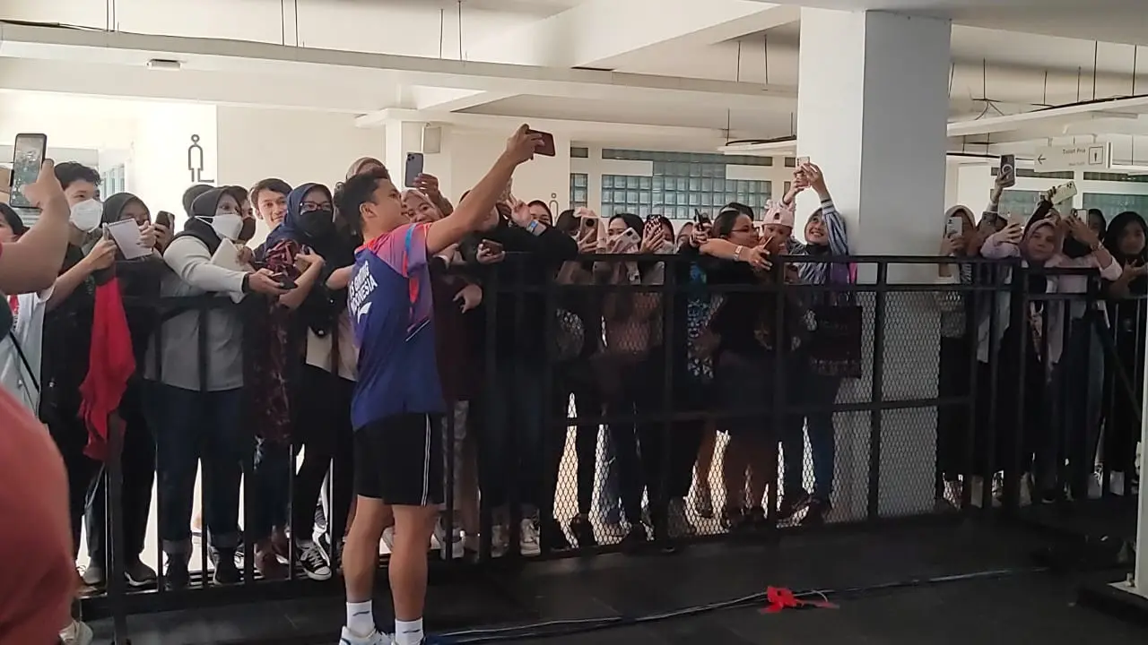 Anthony Ginting melayani permintaan foto dari fans