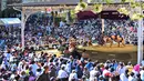 Ribuan penonton menyaksikan pertandingan sumo dalam turnamen Honozumo di Kuil Yasukuni, Tokyo, Jepang, 15 April 2019. (TRIBALLEAU CHARLY/AFP)