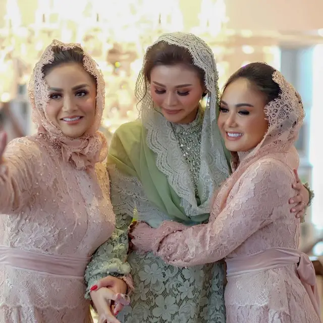 6 Potret Kebersamaan Yuni Shara dan Dua Adiknya, Selalu Kompak
