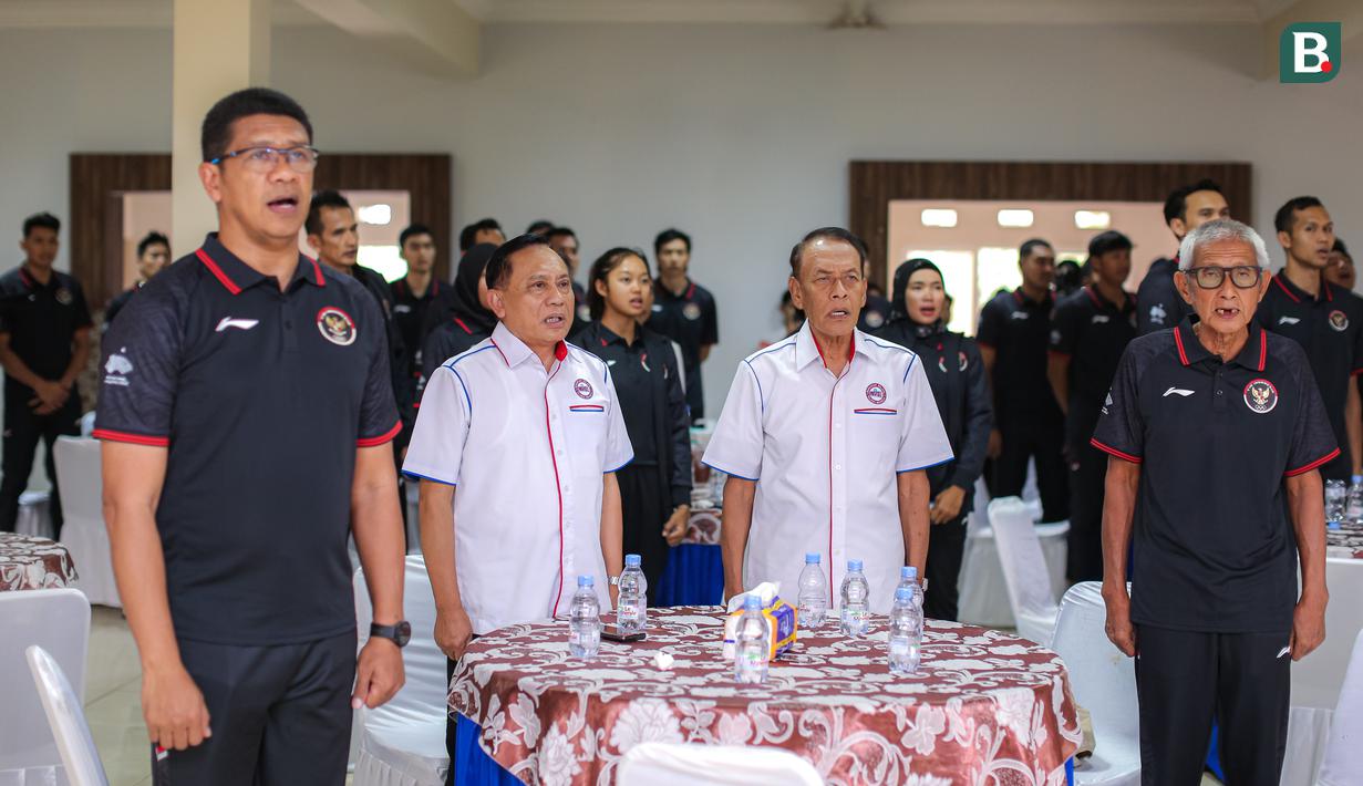 <p>Ketua Umum PBVSI, Imam Sudjarwo (kedua kiri) bersama Waketum PBVSI III, Edy Sunarno (kedua kanan), manajer Timnas Bola Voli Indoor Indonesia, Loudry Maspaitella (kiri), dan manajer Timnas Bola Voli Pantai Indonesia, Slamet Mulyanto (kanan) berdiri untuk menyanyikan lagu kebangsaan Indonesia Raya saat pelepasan Timnas Bola Voli Indonesia untuk Asian Games 2022 Hangzhou di Padepokan Voli Jenderal Kunarto, Sentul, Bogor, Kamis (14/09/2023). (Bola.com/Bagaskara Lazuardi)</p>