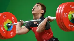 Eko Yuli Irawan meraih medali perak setelah membukukan total angkatan 312 kg (142 kg Snatch dan 170 kg Clean dan Jerk). (AFP/Goh Chai Hin)