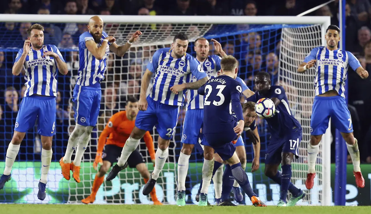 Pemain Tottenham, Christian Eriksen mencoba melepaskan tembakan melewati pertahanan Brighton pada lanjutan Premier League di AMEX Stadium, Brighton, (17/4/2018). Tottenham bermain imbang 1-1 lawan Brighton. (Gareth Fuller/PA via AP)