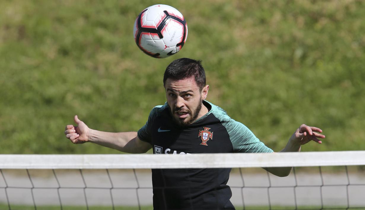 Pemain Portugal, Bernardo Silva, menyundul bola saat latihan jelang laga kualifikasi Piala Eropa di Lisbon, Selasa (19/3). Portugal akan berhadapan dengan Ukraina. (AP/Armando Franca)