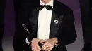 Cillian Murphy tampil necis dibalut setelan tuksedo custom Versace yang dipadukannya dengan kemeja putih, celana panjang hitam, dan dasi kupu-kupu sutra hitam. [Foto: Instagram/cillianmurphyofficiall]