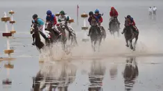 Sejumlah peserta memacu kudanya di atas lumpur saat berkompetisi di Wadden Race, Lower Saxony, Jerman, Minggu (12/7/2015).Para peserta bersaing untuk menjadi yang terdepan. (REUTERS/Fabian Bimmer)