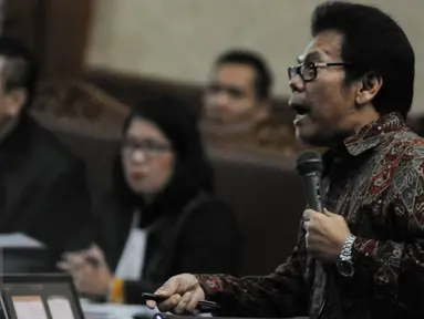 Saksi ahli toksikologi dari Universitas Indonesia (UI) Budiawan memberikan penjelasan pada sidang lanjutan terdakwa Jessica Wongso di PN Jakarta Pusat, Rabu (14/9). Budiawan dihadirkan kubu Jessica untuk meringankan terdakwa. (Liputan6.com/Faizal Fanani)