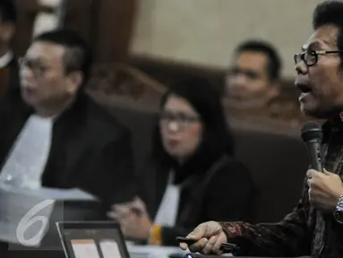 Saksi ahli toksikologi dari Universitas Indonesia (UI) Budiawan memberikan penjelasan pada sidang lanjutan terdakwa Jessica Wongso di PN Jakarta Pusat, Rabu (14/9). Budiawan dihadirkan kubu Jessica untuk meringankan terdakwa. (Liputan6.com/Faizal Fanani)